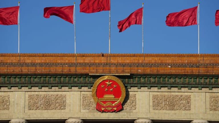 Ein Blick auf die Große Halle des Volkes in Peking.