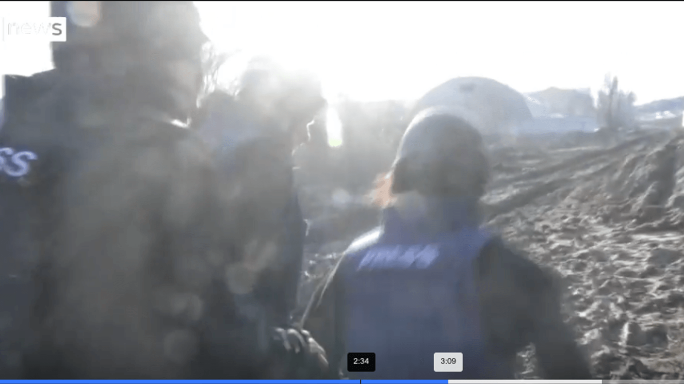 Ein Screenshot des Videos britischer Journalisten, die beschossen wurden.