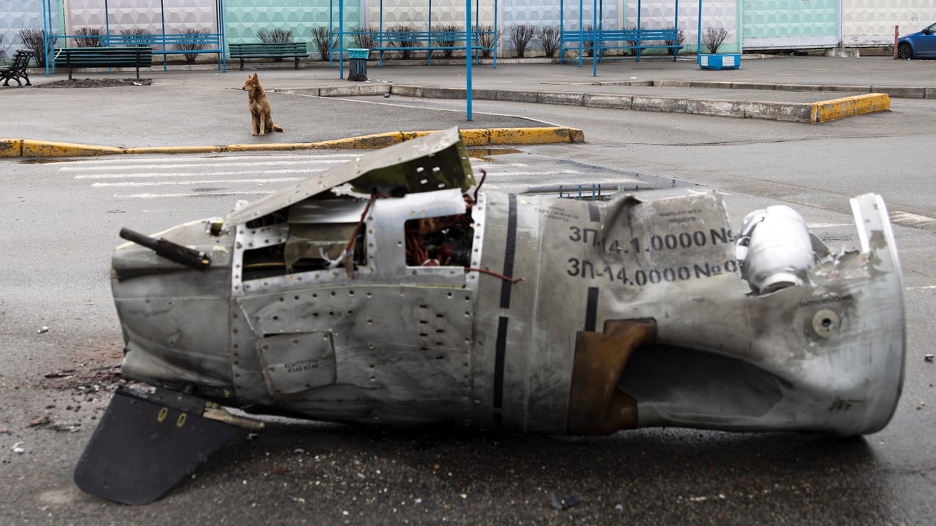 Die Überreste einer Rakete liegen auf einer Straße in Kiew: Der Krieg dauert bereits neun Tage.