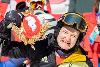 Anna-Lena Forster aus Deutschland jubelt über Platz zwei beim Para Ski Alpin in der Kategorie sitzend.