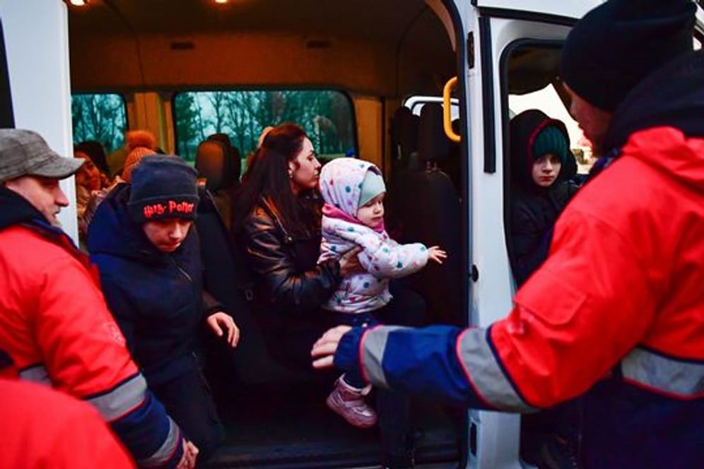 Aus der Ukraine geflüchtete Menschen nahe einer Flüchtlingsunterkunft im ungarischen Beregsurány.
