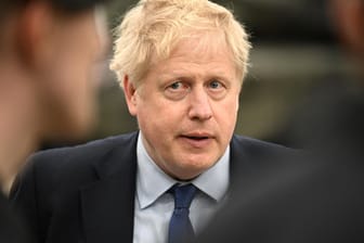 Boris Johnson bei einem Nato-Treffen: Der britische Premier zeichnet ein düsteres Bild von den nächsten Tagen und Wochen.