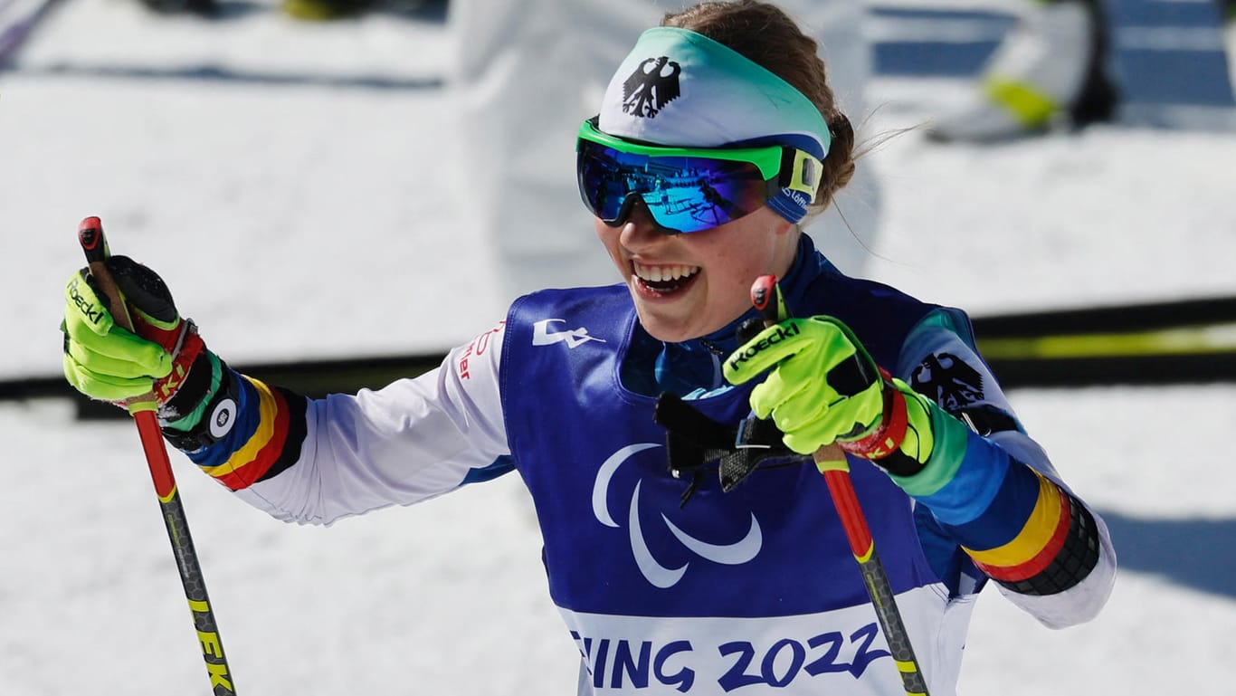 Linn Kazmaier strahlt nach dem Gewinn der Silbermedaille: Die 15-Jährige hat für eine echte Überraschung gesorgt.