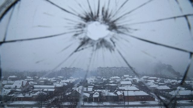 Blick aus einem durch Granatenbeschuss zerbrochenen Krankenhausfenster in Mariupol, Ukraine.