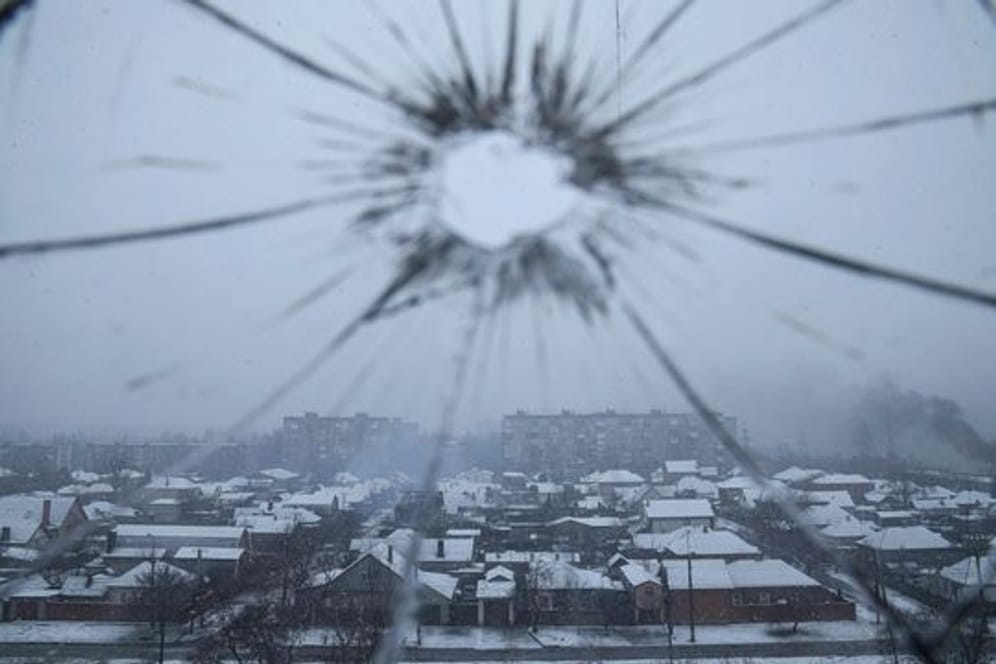 Blick aus einem durch Granatenbeschuss zerbrochenen Krankenhausfenster in Mariupol, Ukraine.