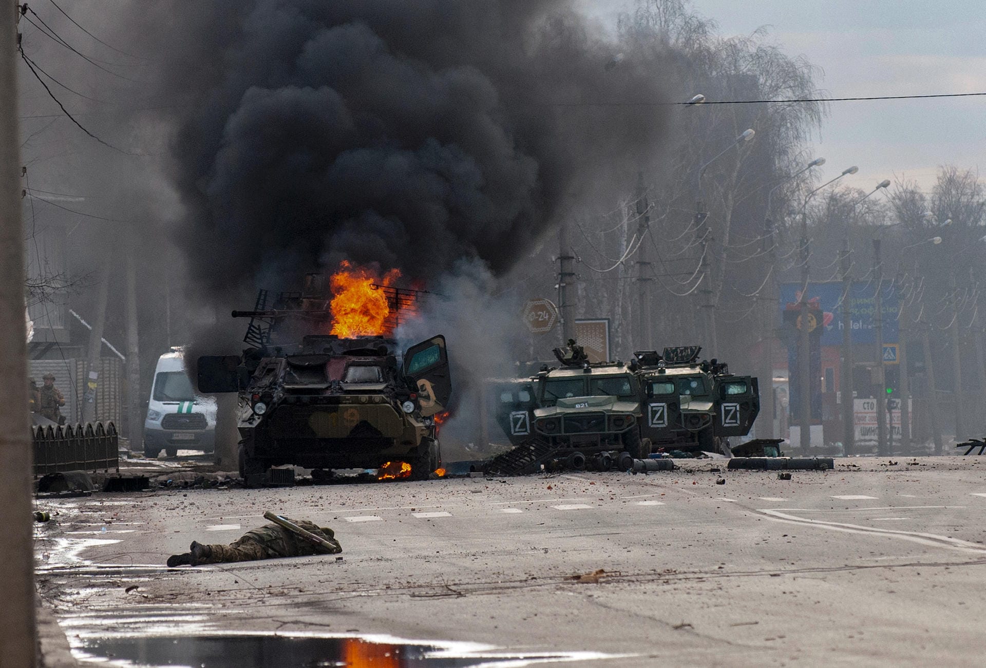 Charkiw: Ein russisches Militärfahrzeug brennt aus.