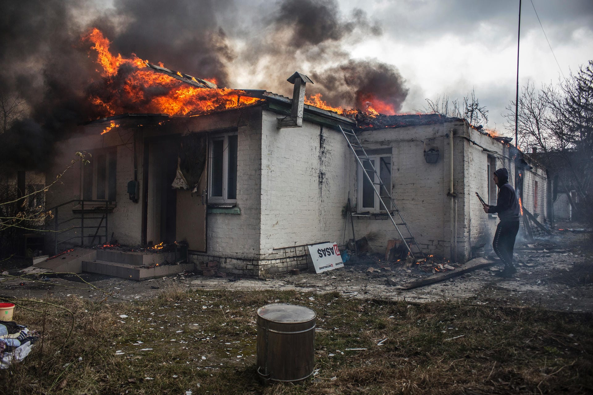 Ein Haus brennt nach dem Beschuss der Stadt Irpin, westlich von Kiew.