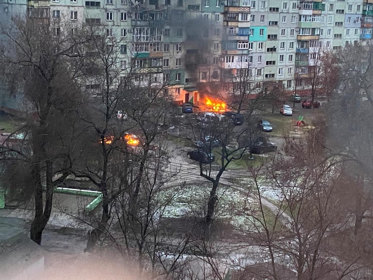 Feuer in Mariupol: Zwischenzeitlich wurde der Beschuss eingestellt, damit Zivilisten die Hafenstadt verlassen können.