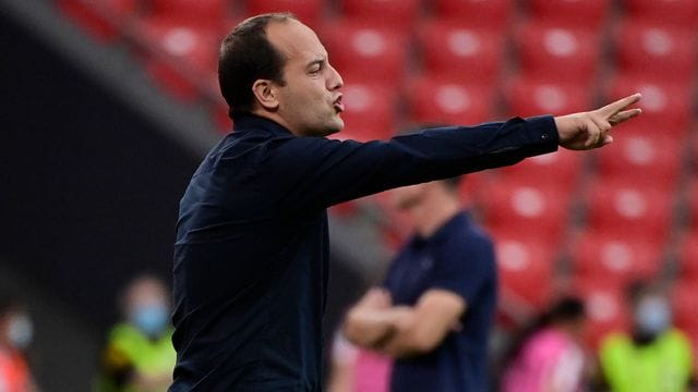 Der ukrainische Nationaltrainer Lluís Cortés macht sich große Sorgen um einen Teil seiner Spielerinnen und Mitarbeiter. Der ukrainische Nationaltrainer Lluís Cortés macht sich große Sorgen um einen Teil seiner Spielerinnen und Mitarbeiter.