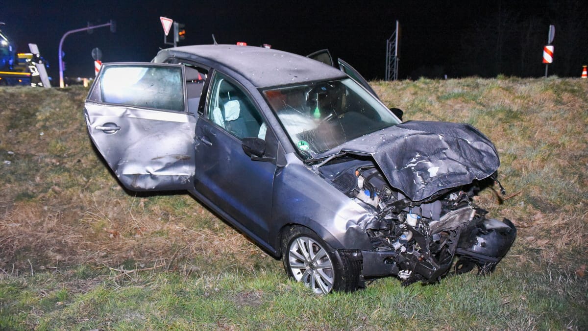 Der demolierte Polo nach dem Unfall: Das Auto kam erst im Straßengraben zum Stehen. Der demolierte Polo nach dem Unfall: Das Auto kam erst im Straßengraben zum Stehen.