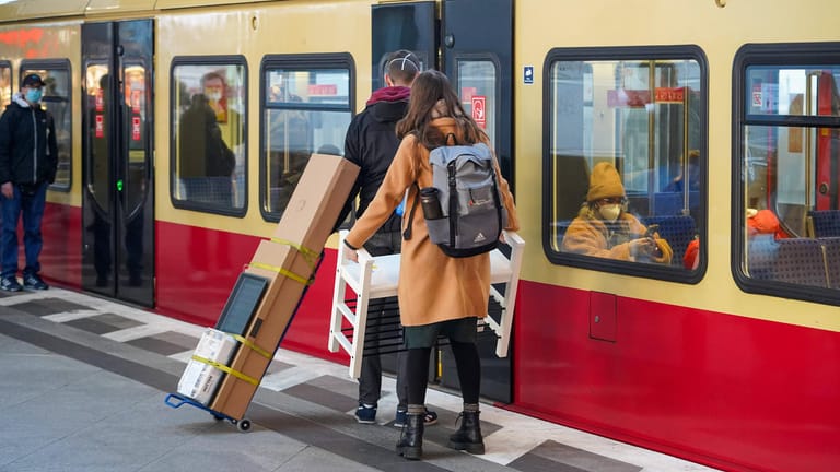 Menschen steigen am Bahnhof Südkreuz in eine S-Bahn ein (Archivbild): In einigen Jahren soll die direkte Verbindung in den Norden fertiggestellt sein.