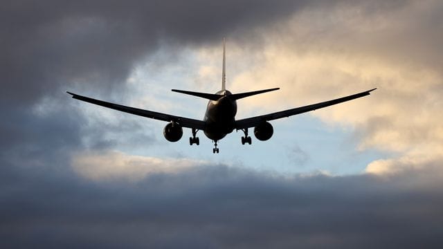 Ein Flugzeug landet auf dem Flughafen Leipzig/Halle