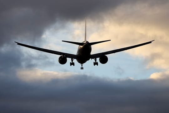 Ein Flugzeug landet auf dem Flughafen Leipzig/Halle