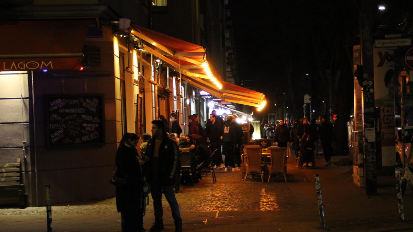 Menschen stehen vor einer Bar in Friedrichshain: Bei Temperaturen um den Gefrierpunkt hielten es die meisten nicht allzu lange draußen aus.