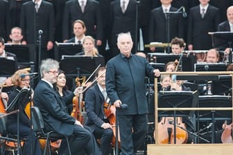 Daniel Barenboim mit der Staatskapelle Berlin und dem Staatsopernchor 2021 auf dem Bebelplatz.
