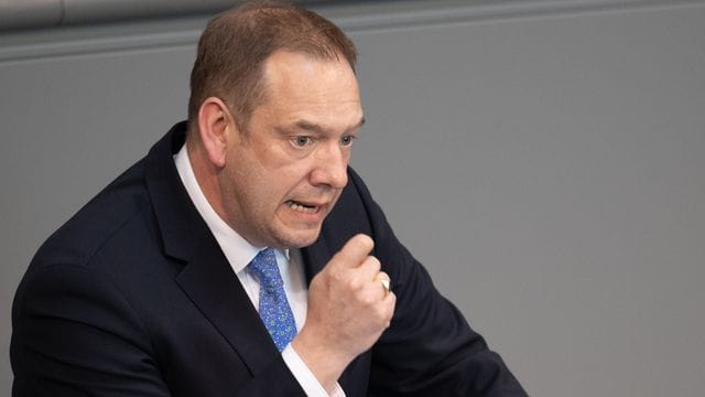 Henning Otte ist verteidigungspolitischer Sprecher der CDU/CSU-Bundestagsfraktion. Henning Otte ist verteidigungspolitischer Sprecher der CDU/CSU-Bundestagsfraktion.