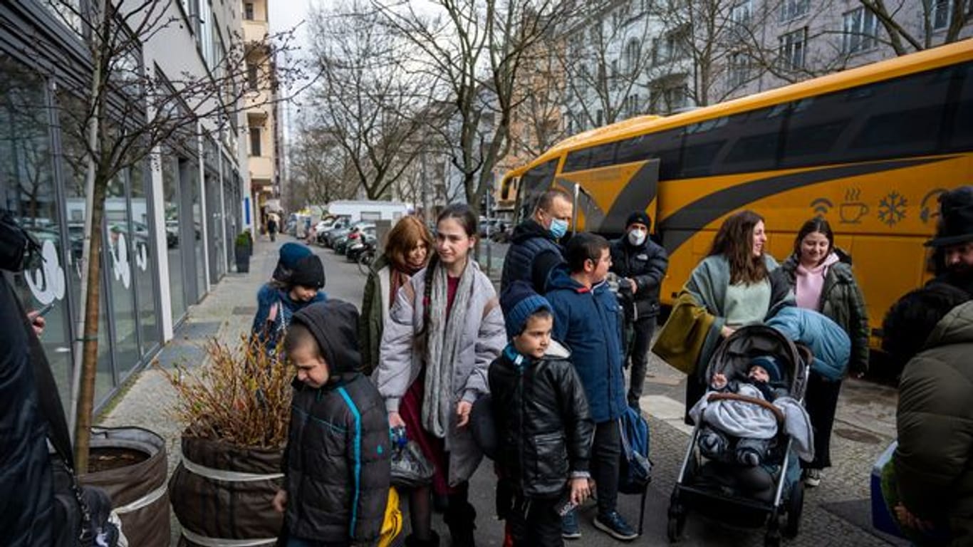 Geflüchtete Kinder aus Odessa gehen nach ihrer Ankunft in Berlin in ein Hotel (Archivbild): Mit Bussen und Zügen sind in den vergangenen Tagen zahlreiche Menschen aus der Ukraine in der Hauptstadt angekommen.