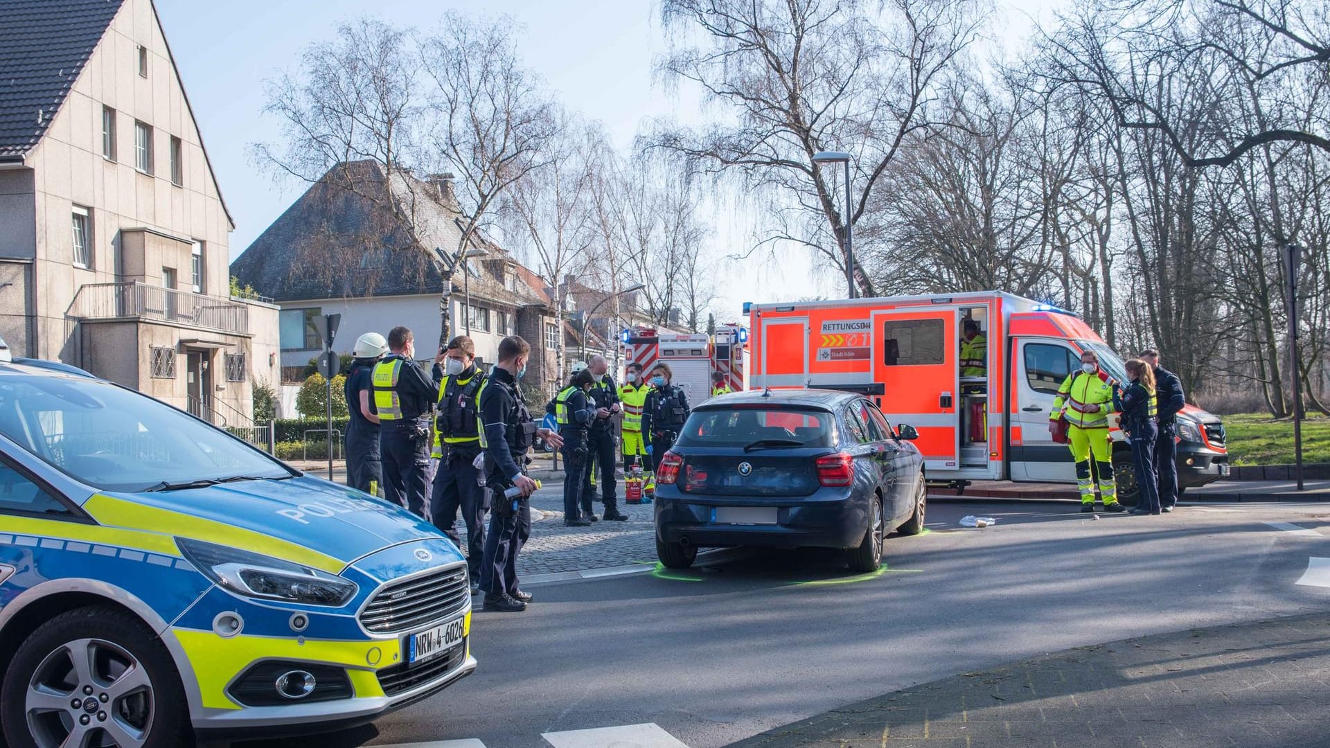 Rettungsdienst und Polizei an der Unfallstelle: Eine Fußgängerin war mehrere Meter auf der Motorhaube des Autos mitgeschleift worden. Rettungsdienst und Polizei an der Unfallstelle: Eine Fußgängerin war mehrere Meter auf der Motorhaube des Autos mitgeschleift worden.