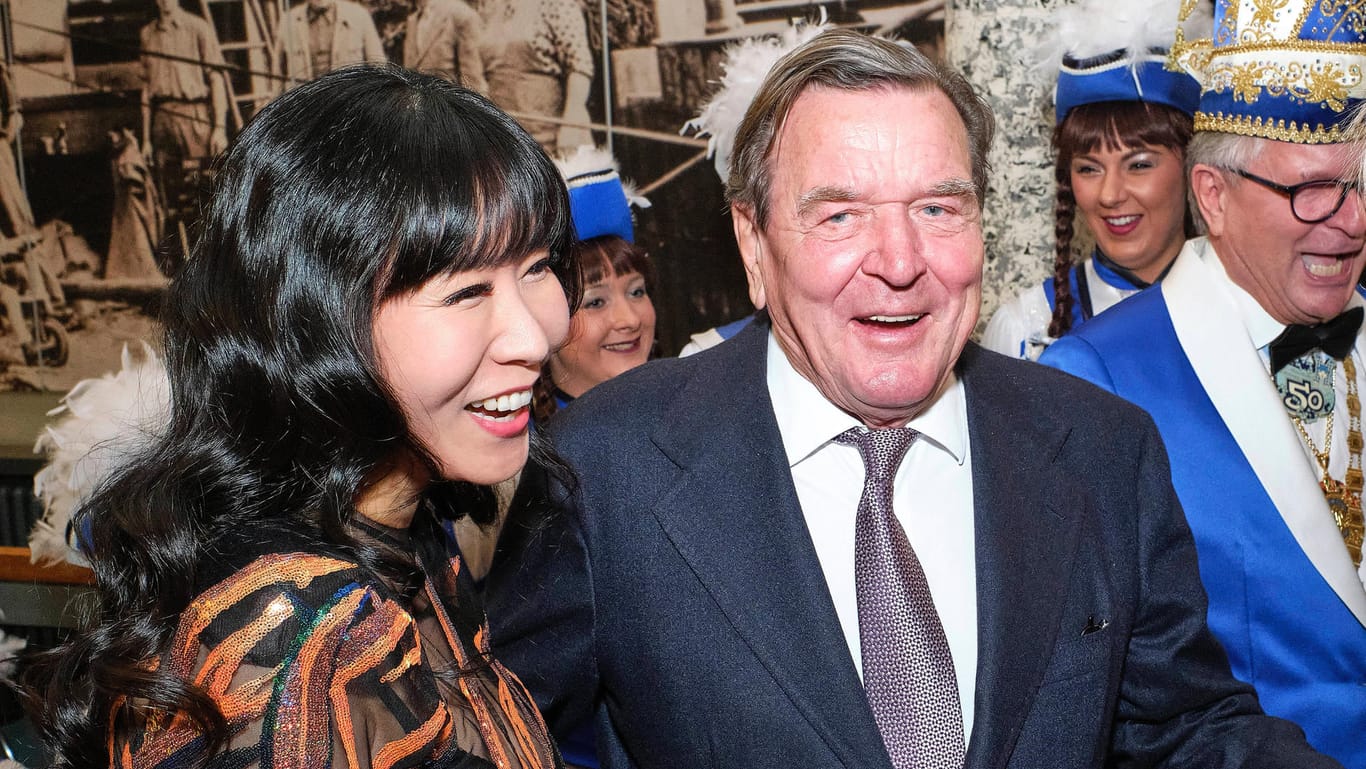 Soyeon Schröder-Kim mit ihrem Ehemann Gerhard Schröder bei einer Premiere 2020 in Hannover: Für So-yeon ist es die zweite Ehe, für Schröder die fünfte.