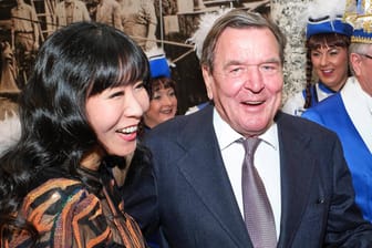 Soyeon Schröder-Kim mit ihrem Ehemann Gerhard Schröder bei einer Premiere 2020 in Hannover: Für So-yeon ist es die zweite Ehe, für Schröder die fünfte.