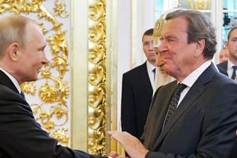Ex-Kanzler Gerhard Schröder gratuliert Wladimir Putin zu dessen Amtseinführung als Präsident von Russland.
