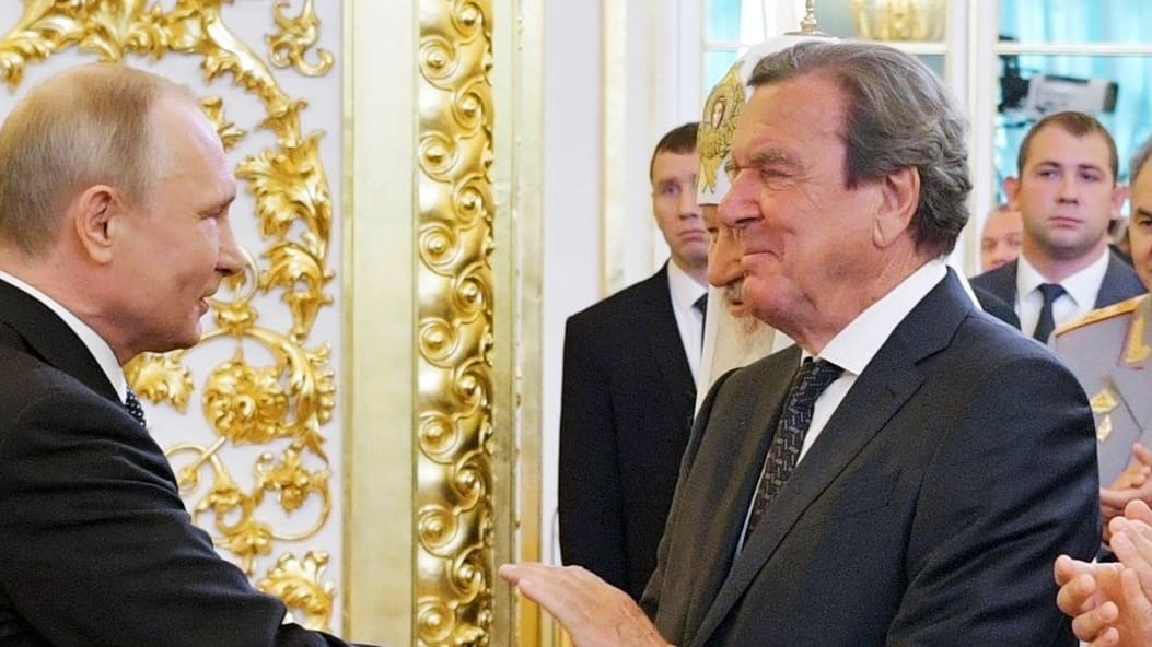 Ex-Kanzler Gerhard Schröder gratuliert Wladimir Putin zu dessen Amtseinführung als Präsident von Russland.