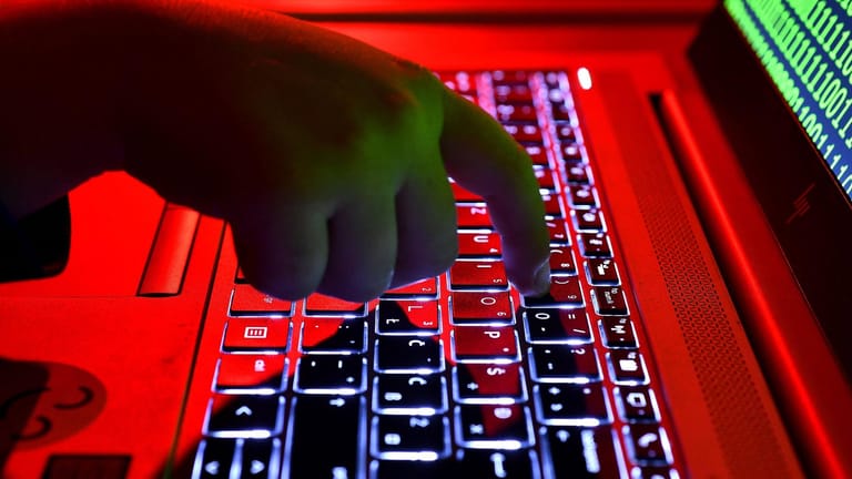 Hacker greifen über das Internet auf fremde Computer zu.