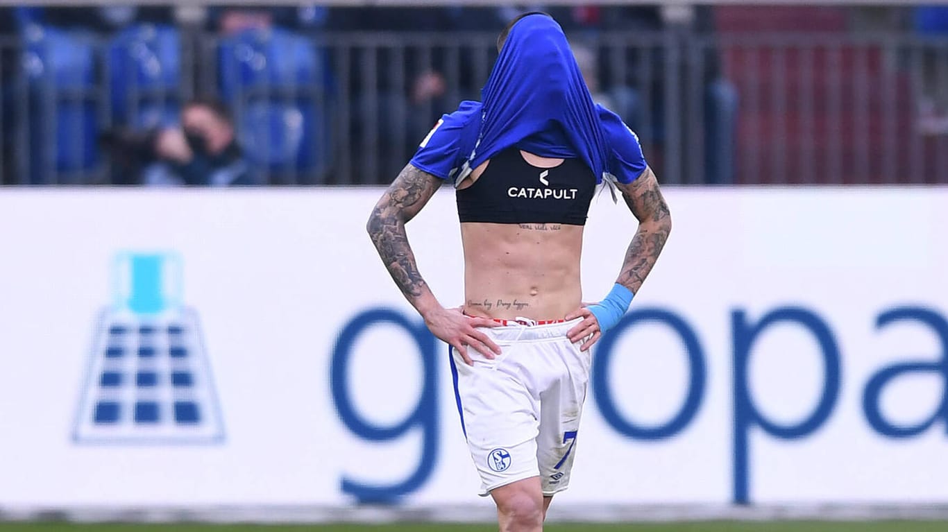 Darko Churlinov: Der Schalker versteckt sein Gesicht. Seine Mannschaft konnte auch gegen Hansa Rostock nicht gewinnen.