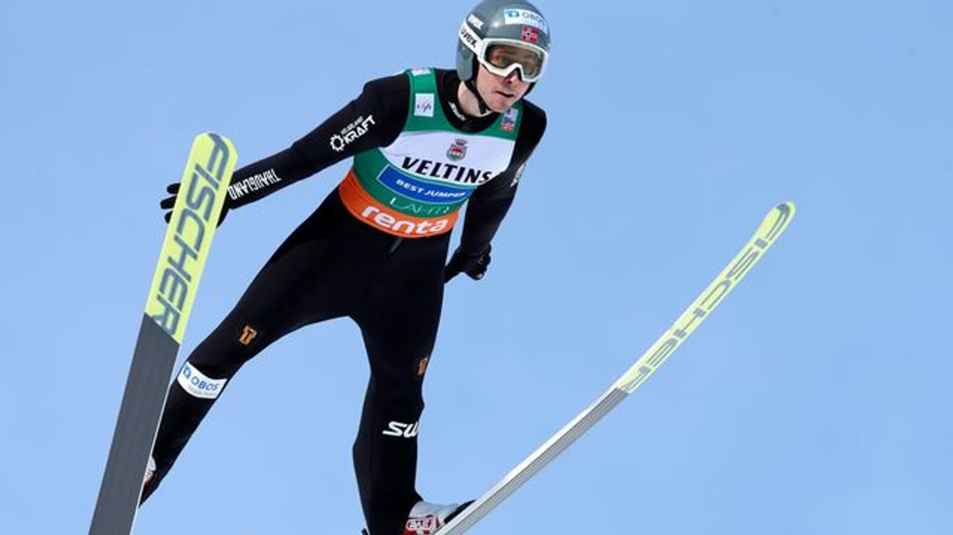 Der norwegische Kombinierer Jarl Magnus Riiber hat den nächsten Weltcup-Sieg eingefahren.