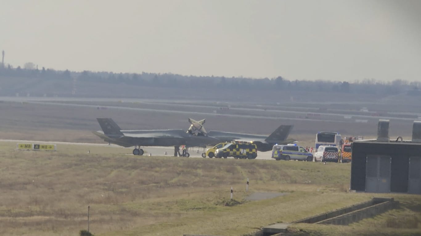 Die beiden Tarnkappenjets am Flughafen BER: Feldjäger sicherten die Flugzeuge nach der Landung ab.