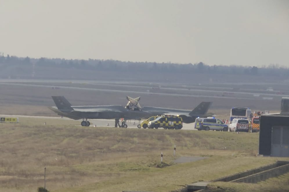 Die beiden Tarnkappenjets am Flughafen BER: Feldjäger sicherten die Flugzeuge nach der Landung ab.