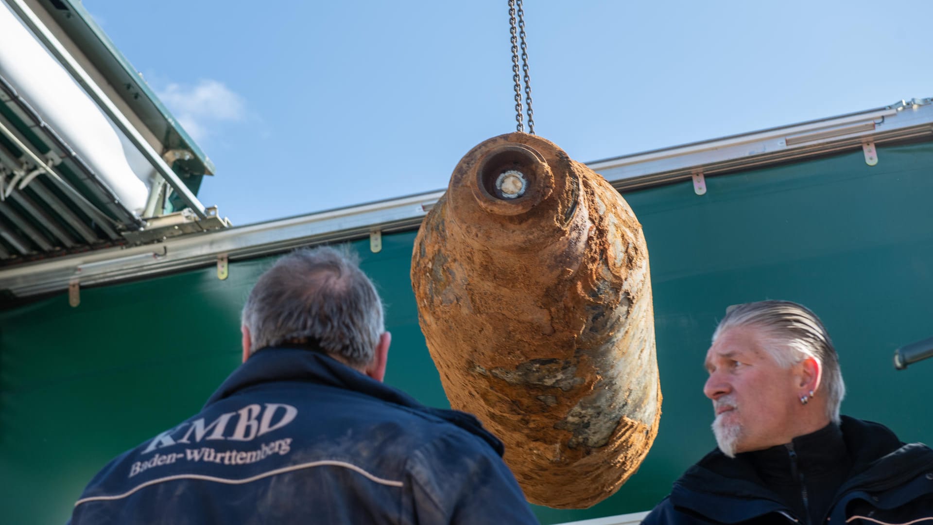 Aalen: Wolfgang Kosiol und Harald Nestle (r), Mitarbeiter des Kampfmittelbeseitigungsdienstes Baden-Württemberg, verladen eine entschärfte Fliegerbombe.