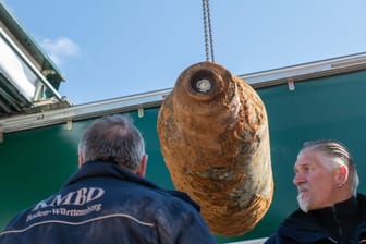 Aalen: Wolfgang Kosiol und Harald Nestle (r), Mitarbeiter des Kampfmittelbeseitigungsdienstes Baden-Württemberg, verladen eine entschärfte Fliegerbombe.