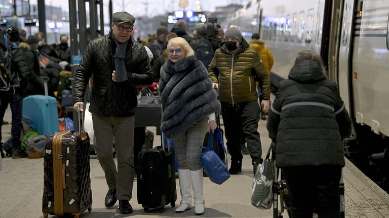 Ankömmlinge aus Russland in Helsinki am 4. März: Es fliehen so viele aus Moskau, dass Finnland mehr Züge einsetzt.