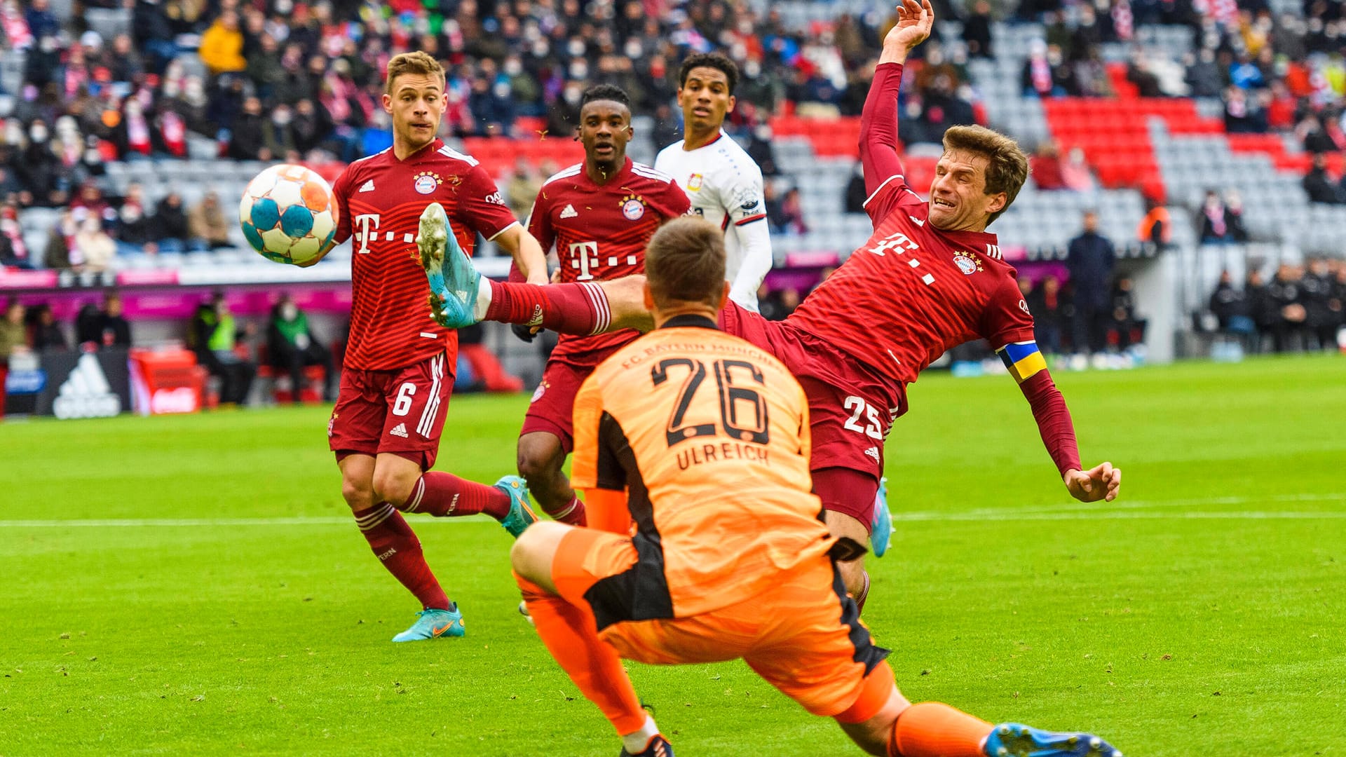 Pechvogel: Thomas Müller trifft ins eigene Tor, Bayern-Keeper Ulreich ist machtlos.