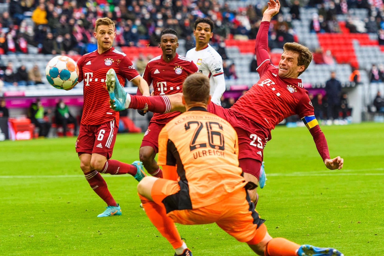 Pechvogel: Thomas Müller trifft ins eigene Tor, Bayern-Keeper Ulreich ist machtlos.