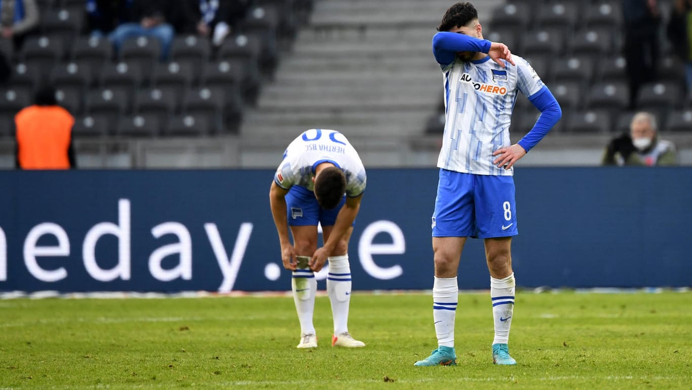 Marc Oliver Kempf und Suat Serdar (re.) enttäuscht: Die Hertha verlor zuhause deutlich gegen Frankfurt.