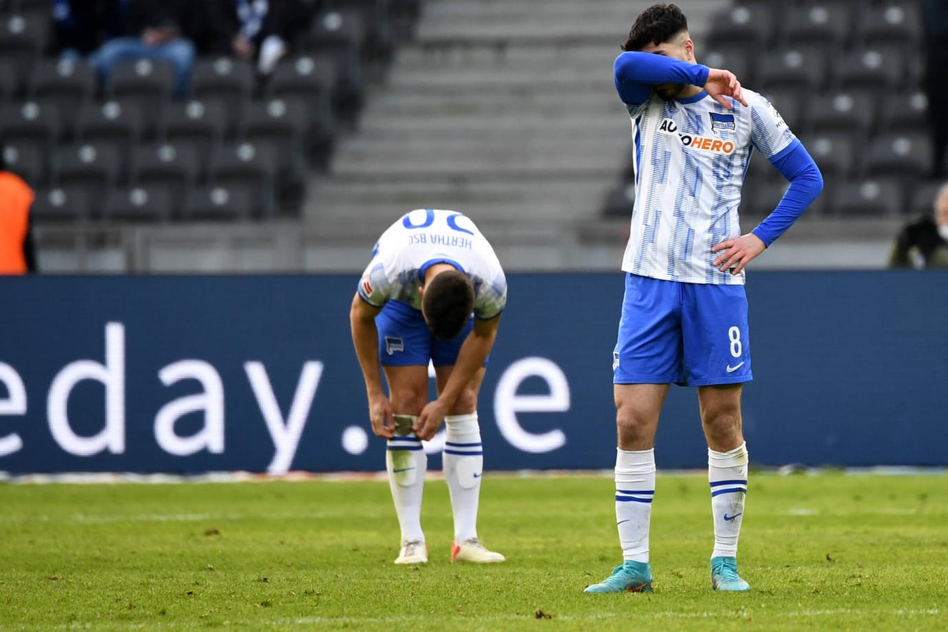 Marc Oliver Kempf und Suat Serdar (re.) enttäuscht: Die Hertha verlor zuhause deutlich gegen Frankfurt.