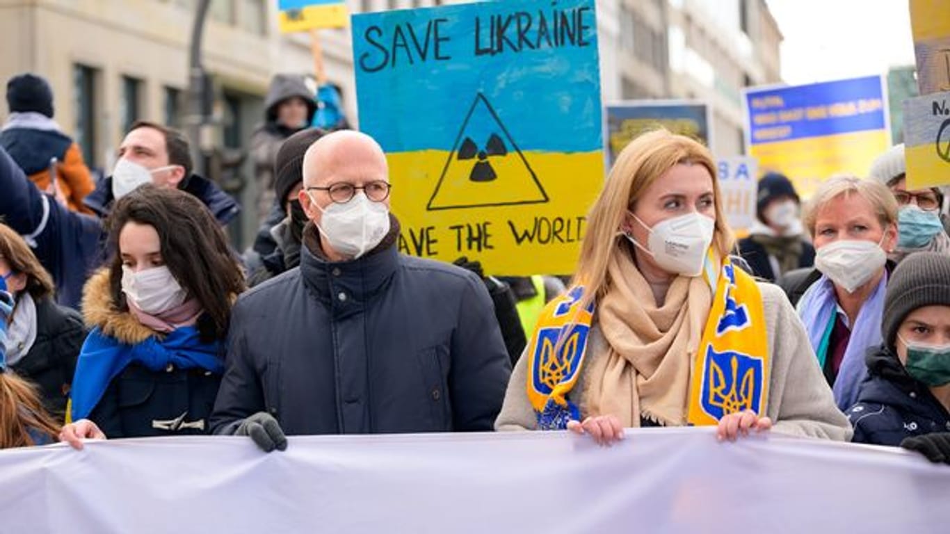 Peter Tschentscher (SPD), Erster Bürgermeister in Hamburg, und Iryna Tybinka, Generalkonsulin der Ukraine in Hamburg, demonstrieren für den Frieden.