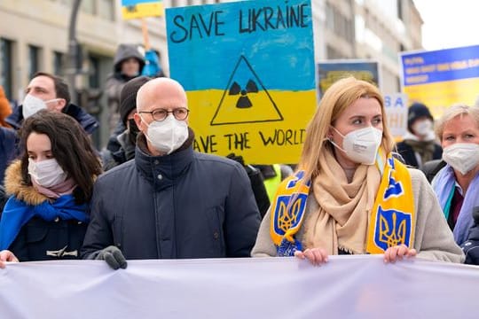 Peter Tschentscher (SPD), Erster Bürgermeister in Hamburg, und Iryna Tybinka, Generalkonsulin der Ukraine in Hamburg, demonstrieren für den Frieden.