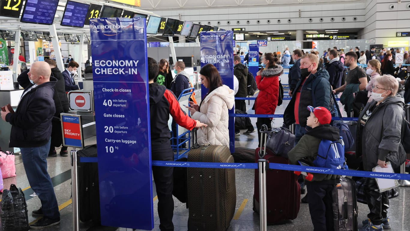 Passagiere am Flughafen Sotschi: Die USA und Großbritannien rufen ihre Bürger auf, Russland zu verlassen.