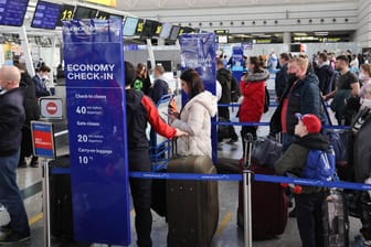 Passagiere am Flughafen Sotschi: Die USA und Großbritannien rufen ihre Bürger auf, Russland zu verlassen.