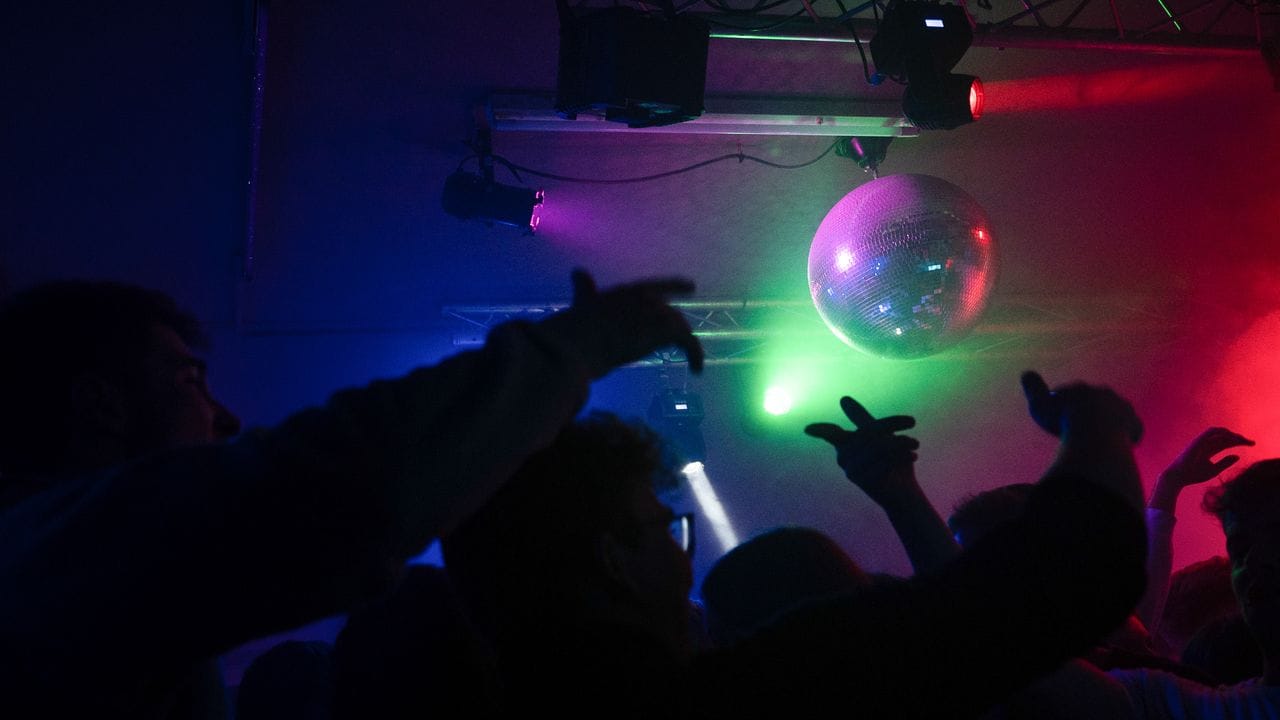 Seit dem Wochenende darf in Deutschlands Clubs wieder getanzt werden. Seit dem Wochenende darf in Deutschlands Clubs wieder getanzt werden.