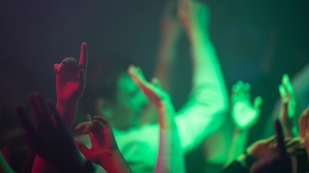 Menschen feiern im Mega Discostadl in Frankfurt am Main. Menschen feiern im Mega Discostadl in Frankfurt am Main.