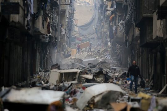 In einem östlichen Stadtteil von Aleppo fliehen Menschen vor dem Krieg (Archivbild).