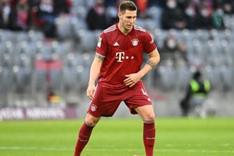 Münchens Niklas Süle spielt den Ball