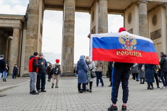 Ein Mann vor dem Brandenburger Tor: Die russische Botschaft in Berlin hat nach eigenen Angaben in den vergangenen drei Tagen Hunderte Beschwerden erhalten.