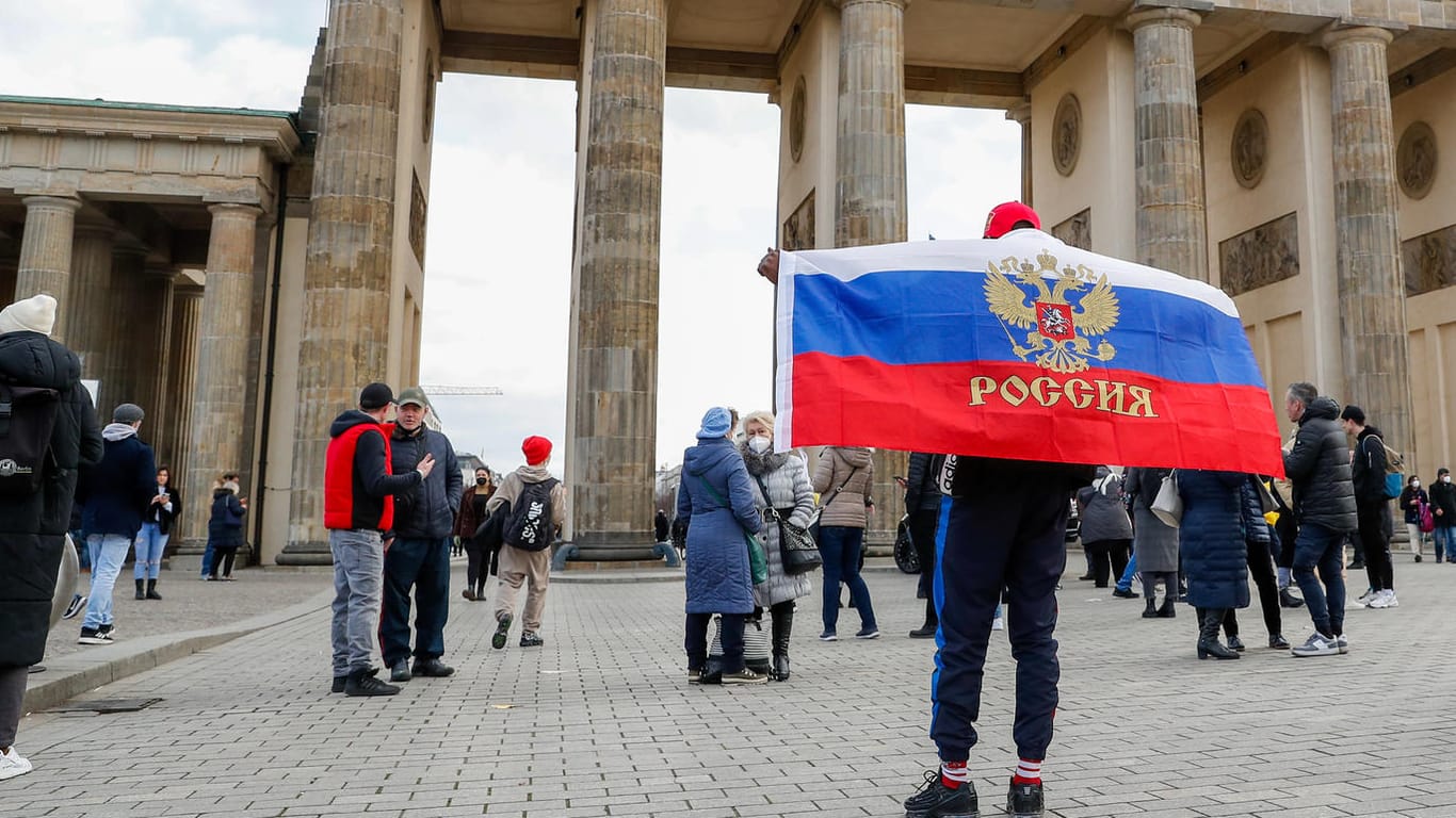 Ein Mann vor dem Brandenburger Tor: Die russische Botschaft in Berlin hat nach eigenen Angaben in den vergangenen drei Tagen Hunderte Beschwerden erhalten.