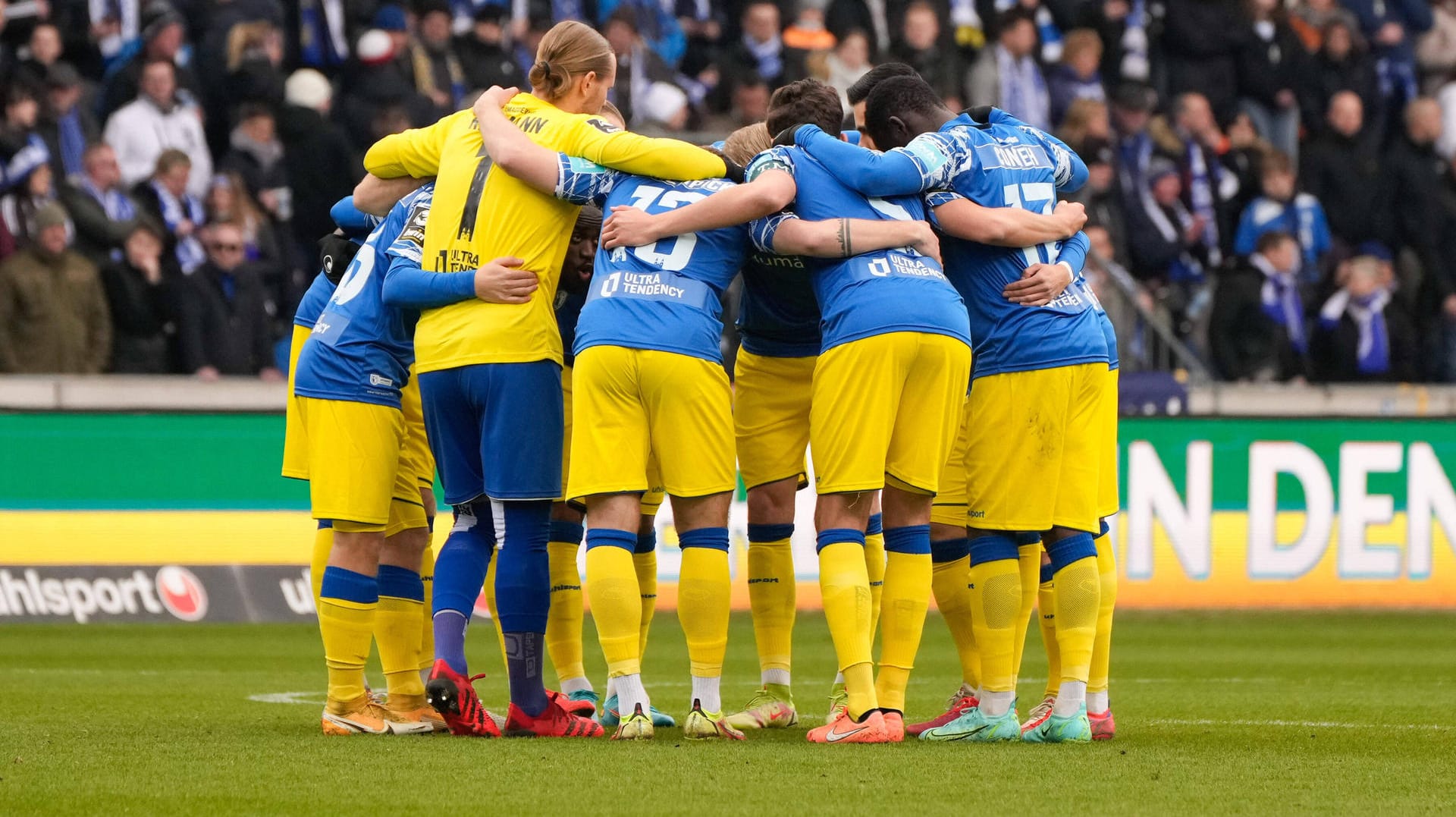 Geschlossen in Blau-Gelb: Die Magdeburger sendeten ein Zeichen der Solidarität an die Ukraine.