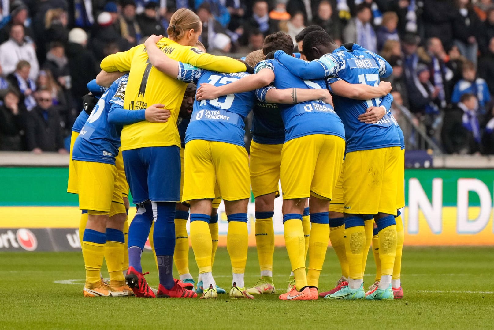 Geschlossen in Blau-Gelb: Die Magdeburger sendeten ein Zeichen der Solidarität an die Ukraine.